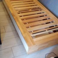 Letto singolo in legno praticamente nuovo