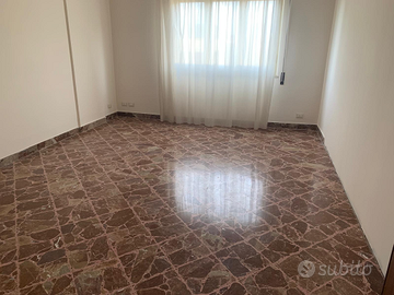 Stanza uso ufficio / studio