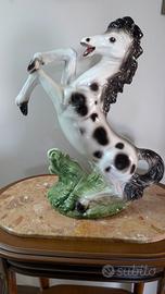 Cavallo in ceramica