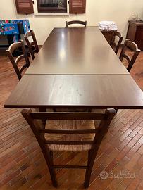 Tavolo in legno con sedie