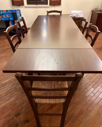 Tavolo in legno con sedie