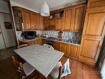 Cucina completa legno e marmo