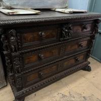 Cassettone in noce del 600