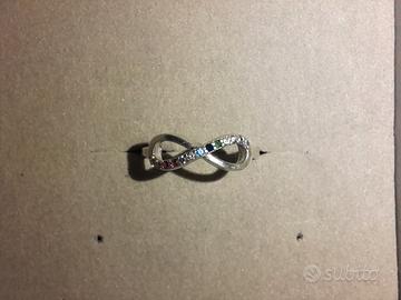 Anello infinito in argento con brillanti colorati
