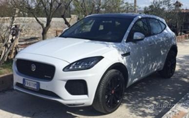 Auto con motore fuso Jaguar E pace