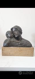 Scultura in bronzo raffigurante Madre con Bambino