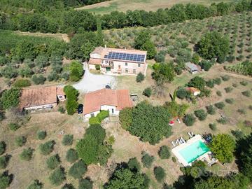 Rustico / Casale di 450 m² con più di 5 locali e b