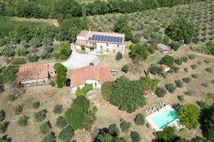 Rustico / Casale di 450 m² con più di 5 locali e b