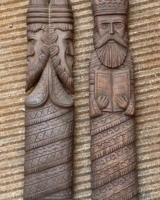 Coppia di grandi sculture lignee intagliate a mano