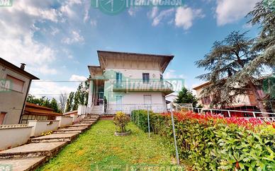 Casa indipendente con ampio giardino
