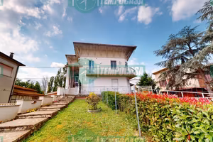 Casa indipendente con ampio giardino
