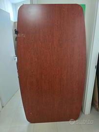 Ampio tavolo in legno