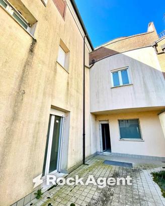 Villa di 390 m² con più di 5 locali e box auto a F
