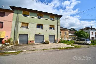 Palazzo / Stabile di 555 m² con più di 5 locali a 