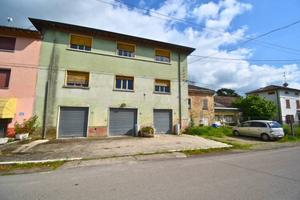 Palazzo / Stabile di 555 m² con più di 5 locali a 