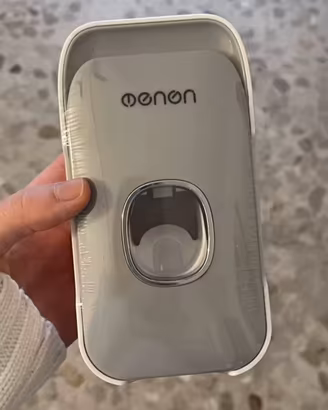 Dispenser automatico per dentifricio