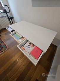 Scrivania in legno bianco e legno naturale