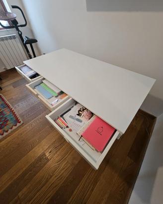 Scrivania in legno bianco e legno naturale