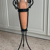 Anfora con supporto in ferro battuto