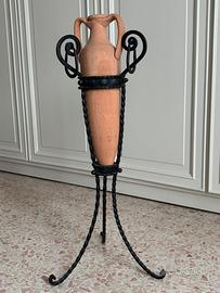 Anfora con supporto in ferro battuto