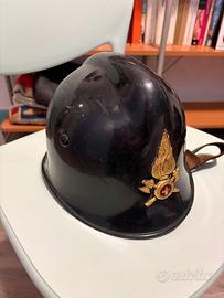 Elmo da pompiere con tuta originale anni 60