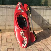 Kayak da slalom con pagaia