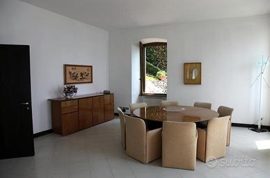 Tavolo rotondo e mobile di radica chiara Saporiti