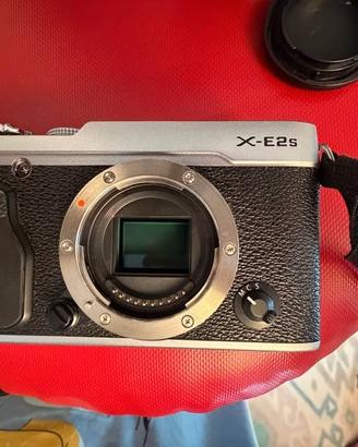 Fujifilm X-E2S con obiettivo Fujinon XF 18-55mm