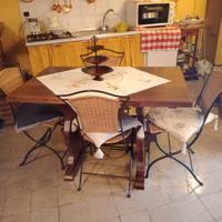Tavolo in Noce Massello e Sedie Pieghevoli
