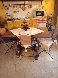 Tavolo in Noce Massello e Sedie Pieghevoli