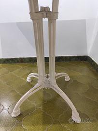 Tavolo artigianale con maiolica antica