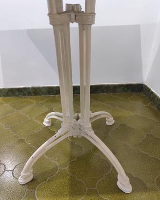Tavolo artigianale con maiolica antica