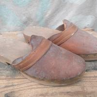 Antica arte rurale  zoccoli in legno e cuoio