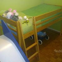 Letto in legno rialzato con scivolo e materasso