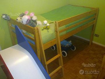 Letto in legno rialzato con scivolo e materasso