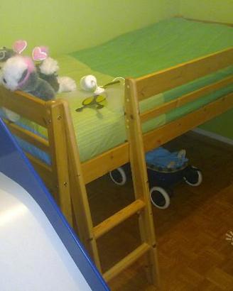Letto in legno rialzato con scivolo e materasso