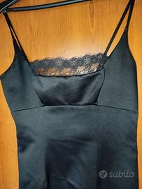 Tubino nero con pizzo e spacchi.