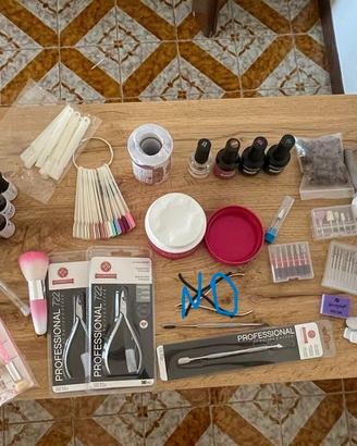 Materiale per manicure e unghie in gel