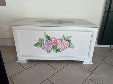 Cassapanca in legno dipinta a mano.