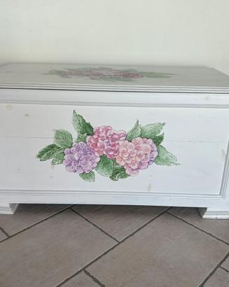 Cassapanca in legno dipinta a mano.