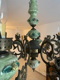Lampadario vintage in ottone e ceramica decorata