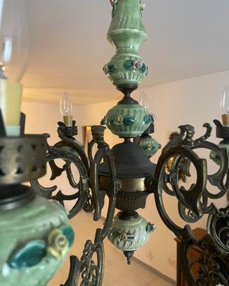 Lampadario vintage in ottone e ceramica decorata