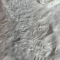 Tovaglia ricamata a mano