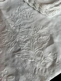 Tovaglia ricamata a mano