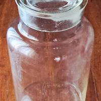 Antico vaso in vetro per farmacia con coperchio