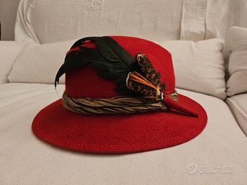 cappello in feltro di lana con piume