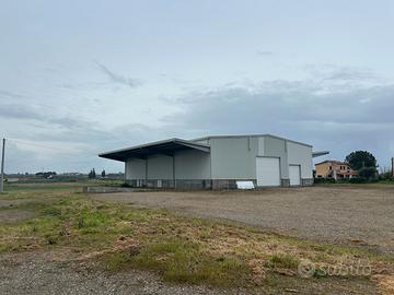 Capannone con ampio piazzale sulla SS106 - ideale