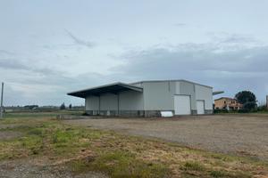 Capannone con ampio piazzale sulla SS106 - ideale