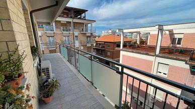 C erchi ampio app con Garage, vicino al MARE?