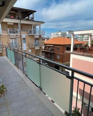 C erchi ampio app con Garage, vicino al MARE?